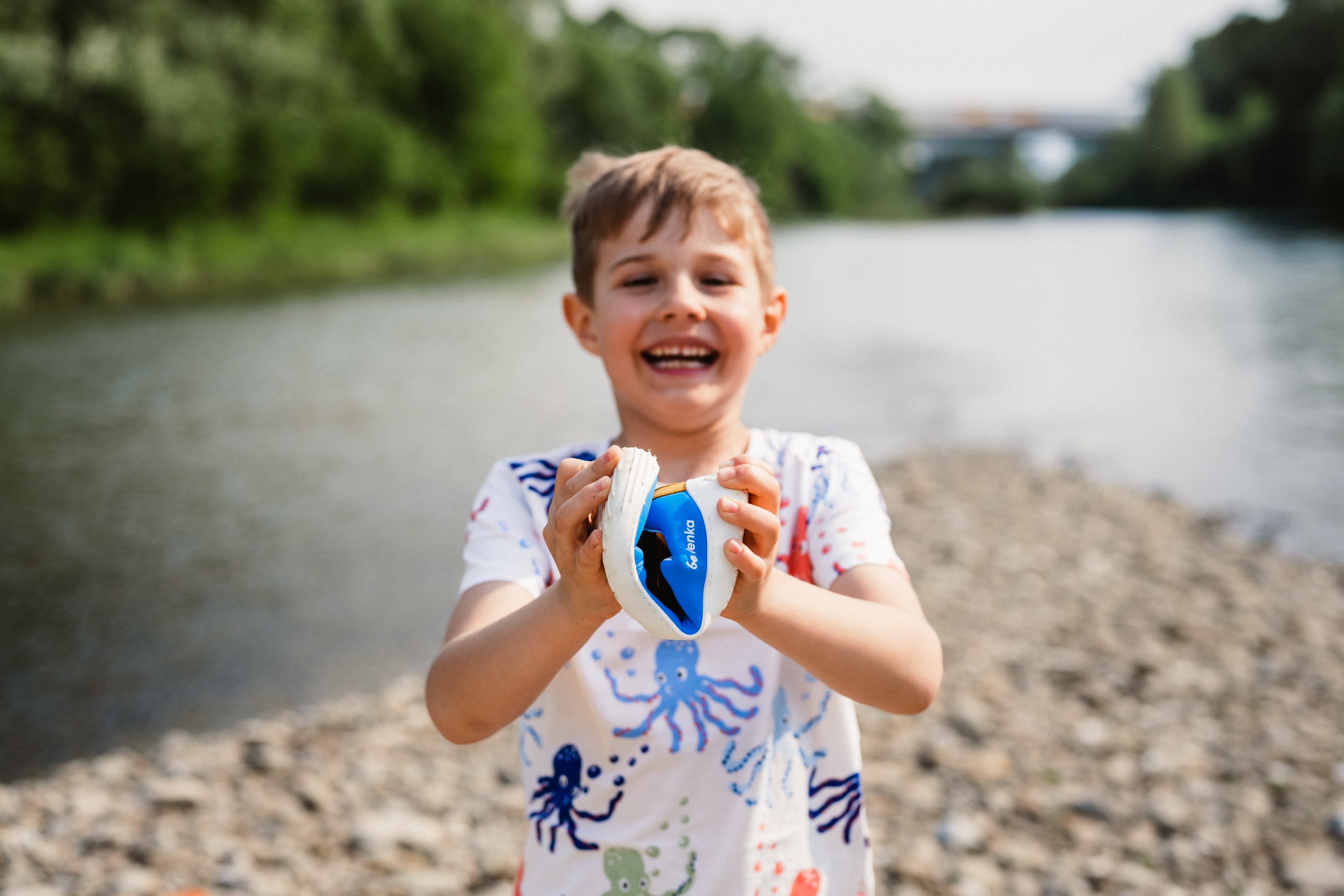 Dětské barefoot tenisky Be Lenka Seasiders - Bluelicious.
 

špička boty je dostatečně široká na to, aby se prsty při pohybu mohly přirozeně hýbat
podšívka je příjemná na dotek a navíc zajišťuje komfort i tepelnou izolaci
flexibilní podrážka KidsUltraGrip s kresleným vzorem o tloušťce 6 mm zabezpečuje ideální kontakt s povrchem (příznivě působí na vývoj dětského chodidla)
boty jsou vyrobeny z neoprenu, takže vydrží i cachtání u vody, nejsou však určeny přímo do vody
obuv není určená ke sportování (při jízdě na kole, jízdě na koloběžce a při jiných činnostech namáhající podrážku může dojít k jejímu mechanickému poškození)
Výhody barefoot boty:
ultra flexibilní podrážkazero drop: pata a špička v jedné rovině pro správné držení tělaprostorná špička pro Vaše prstylehká obuv
Typ: vycházková obuv