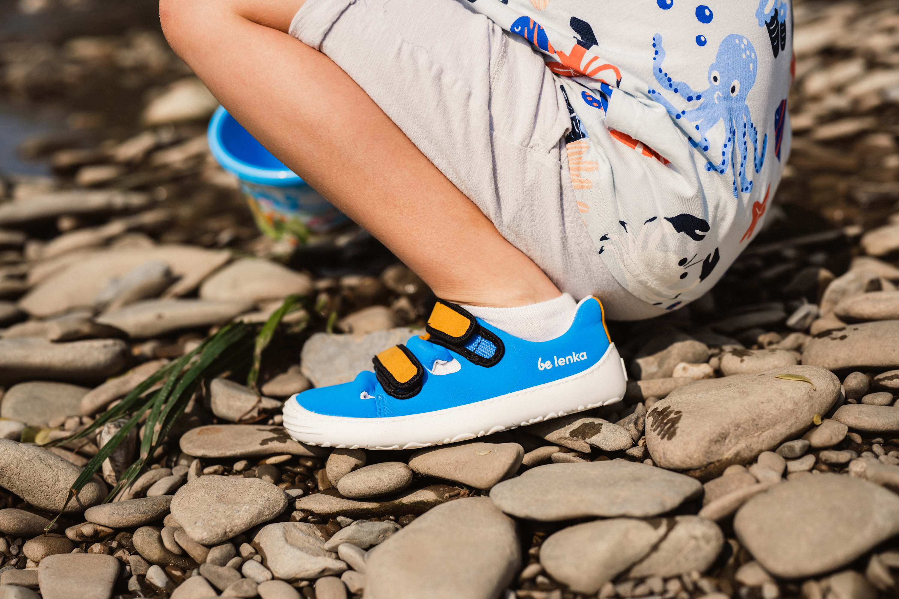 Dětské barefoot tenisky Be Lenka Seasiders - Bluelicious.
 

špička boty je dostatečně široká na to, aby se prsty při pohybu mohly přirozeně hýbat
podšívka je příjemná na dotek a navíc zajišťuje komfort i tepelnou izolaci
flexibilní podrážka KidsUltraGrip s kresleným vzorem o tloušťce 6 mm zabezpečuje ideální kontakt s povrchem (příznivě působí na vývoj dětského chodidla)
boty jsou vyrobeny z neoprenu, takže vydrží i cachtání u vody, nejsou však určeny přímo do vody
obuv není určená ke sportování (při jízdě na kole, jízdě na koloběžce a při jiných činnostech namáhající podrážku může dojít k jejímu mechanickému poškození)
Výhody barefoot boty:
ultra flexibilní podrážkazero drop: pata a špička v jedné rovině pro správné držení tělaprostorná špička pro Vaše prstylehká obuv
Typ: vycházková obuv