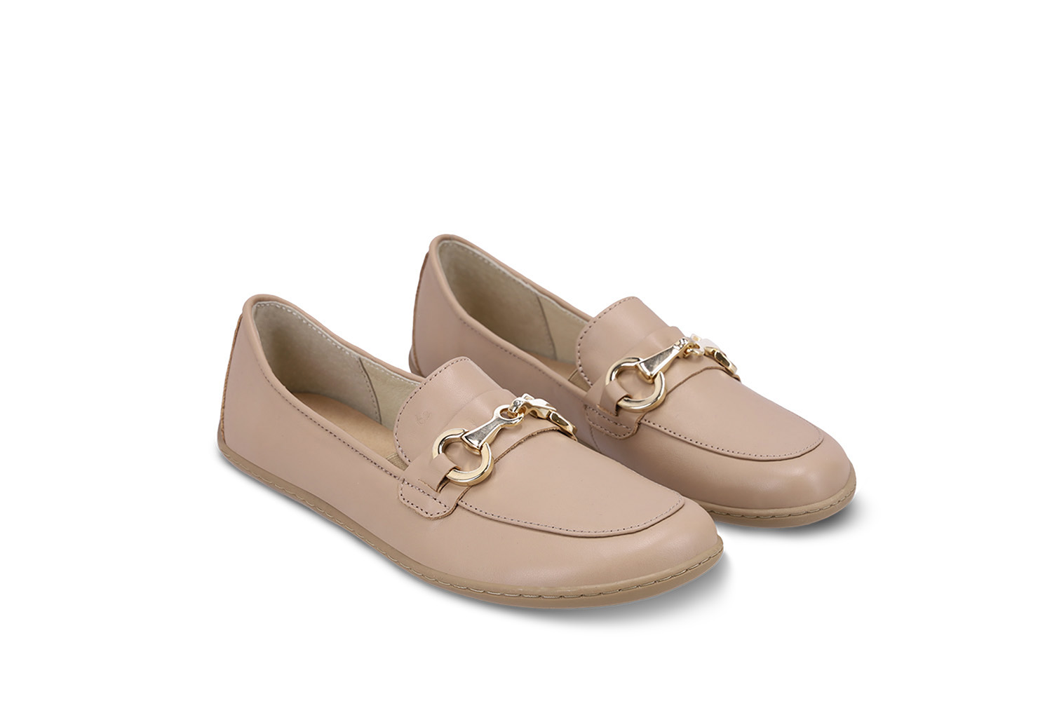 Barefoot mokasíny Be Lenka Viva - Latte Brown.
Svršek: kůže (nappa)
Podšívka: kůže
Stélka: mikrovlákno + latex 2,5mm + protiskluzová vrstva (vyjímatelná)
Podešev: TR (AlldayComfort)
Výroba: Portugalsko
 
minimalistický barefoot design
jednoduché obouvání bez šněrování
lehce kombinovatelné s různými styly oblečení - ležérním i elegantním
prošitá podešev AllDayComfort pro delší životnost bot
barefoot pohodlí během celodenního nošení
minimalistické debosované logo Be Lenka

Výhody barefoot bot:

dokonale napodobují chůzi naboso
anatomický tvar boty poskytuje štědrý prostor pro prsty
nulový sklon podrážky zachová patu a špičku v jedné rovině pro správné držení těla
stimulační podrážka s tloušťkou 4 mm aktivuje nervové zakončení chodidla
flexibilní materiály zajišťují lepší funkčnost svalů i šlach chodidla
lehkost obuvi jako prevence proti únavě nohou

Typ: vycházková obuv