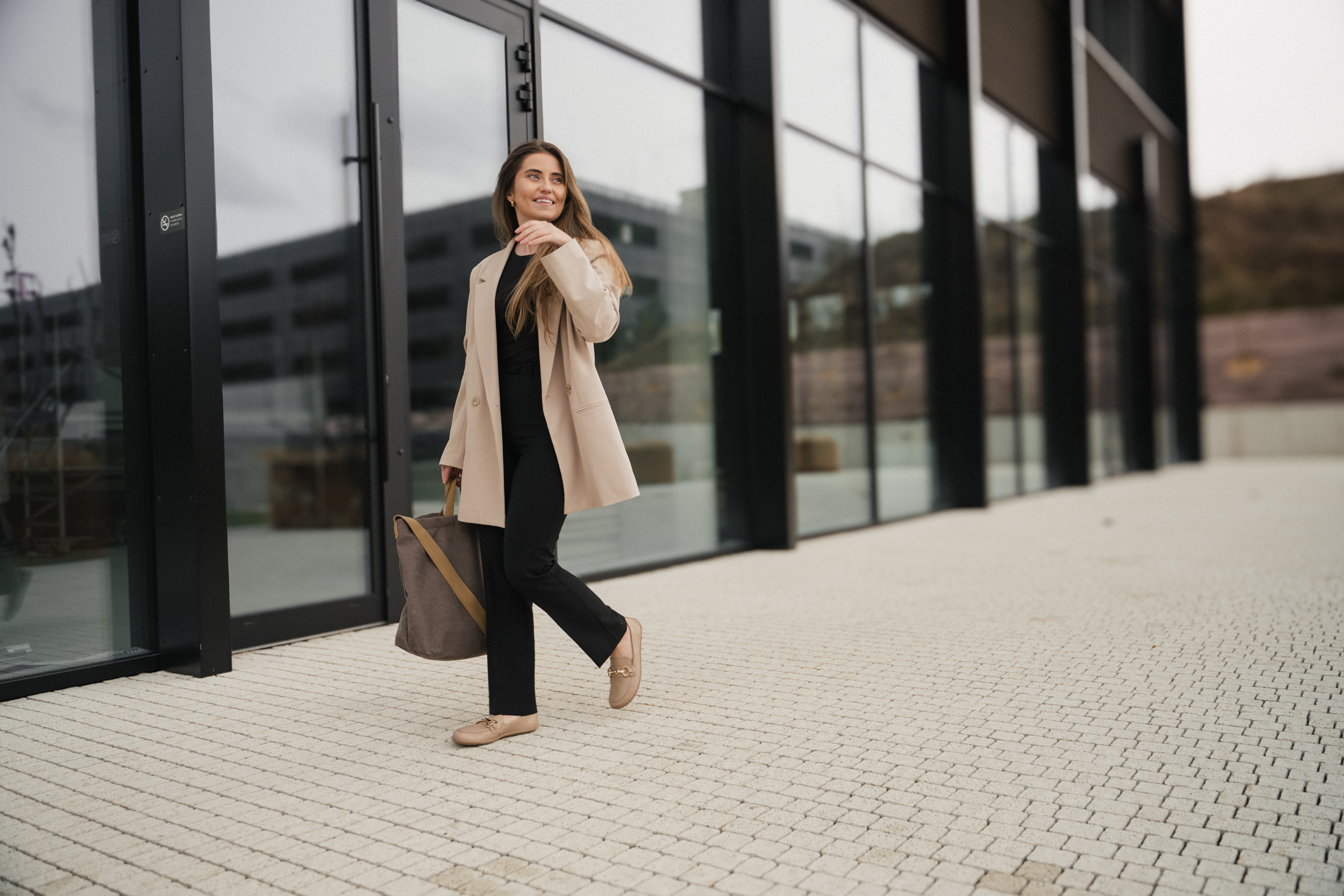 Barefoot mokasíny Be Lenka Viva - Latte Brown.
Svršek: kůže (nappa)
Podšívka: kůže
Stélka: mikrovlákno + latex 2,5mm + protiskluzová vrstva (vyjímatelná)
Podešev: TR (AlldayComfort)
Výroba: Portugalsko
 
minimalistický barefoot design
jednoduché obouvání bez šněrování
lehce kombinovatelné s různými styly oblečení - ležérním i elegantním
prošitá podešev AllDayComfort pro delší životnost bot
barefoot pohodlí během celodenního nošení
minimalistické debosované logo Be Lenka

Výhody barefoot bot:

dokonale napodobují chůzi naboso
anatomický tvar boty poskytuje štědrý prostor pro prsty
nulový sklon podrážky zachová patu a špičku v jedné rovině pro správné držení těla
stimulační podrážka s tloušťkou 4 mm aktivuje nervové zakončení chodidla
flexibilní materiály zajišťují lepší funkčnost svalů i šlach chodidla
lehkost obuvi jako prevence proti únavě nohou

Typ: vycházková obuv