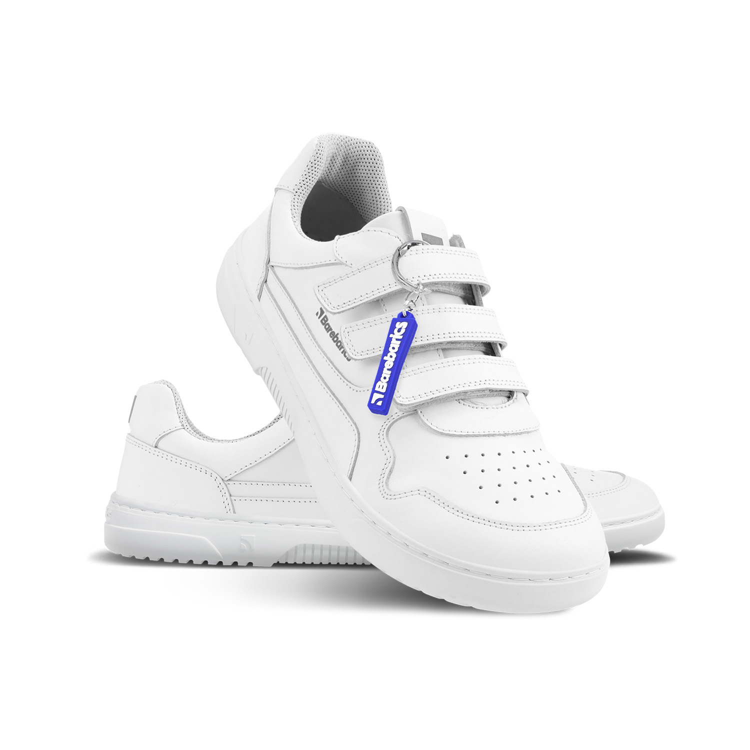 Barefoot tenisky Barebarics Zing Velcro - All White - Leather.
    Anatomický tvar - Bota respektuje tvar chodidel; Vytváří dostatečné místo pro prsty i při pohybu, zabrání jejich stlačení, či otlakům    Flexibilita materiálů - Ohebná podrážka zajišťuje potřebný pohyb; Chodidla nejsou omezovány a přirozeně posilují    Nulový sklon - Pata a špička boty jsou v jedné rovině; Díky tomu se zlepšuje držení těla i celková korekce těžiště    Adaptivní podrážka - Tloušťka 4mm (bez výstupků) stimuluje nervové zakončení; Posílí balanc, vnímavost terénu a ochrání chodidla    Lehká váha - Boty Barebarics jsou lehké a bez klenby, čímž předchází únavě nohou, podporují správný stereotyp chůze
Víc info
    vycházková obuv    moderní městský design    navrhnuty a ručně vyrobeny v Evropské unii    vynikající odolnost a barevná stálost materiálů    dostupné v číslech: 36 - 47 (podle evropského měření)