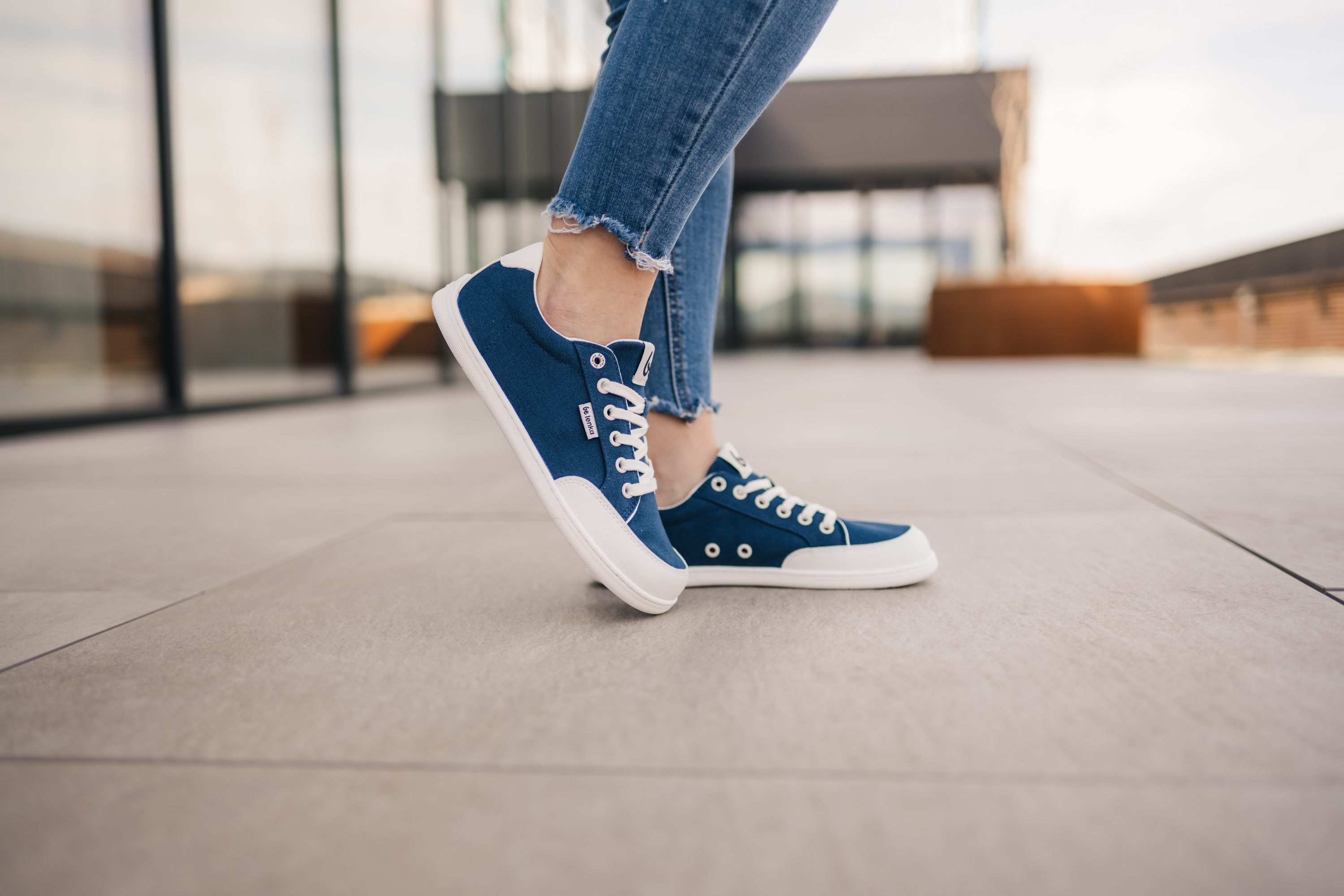 Barefoot tenisky Be Lenka Rebound - Dark Blue & White.




extrémně lehké boty pro všechny milovníky městské klasikyprošitá podrážka EverydayComfort Neo pro delší životnost bottextilní logo na jazyku a svršku tenisekdvě očka na vnitřní straně tenisek pro odvětrávání

Výhody barefoot bot:
dokonale napodobují chůzi nabosoanatomický tvar boty poskytuje štědrý prostor pro prstynulový sklon podrážky zachovává patu a špičku v jedné rovině pro správné držení tělastimulační podrážka s tloušťkou 5 mm aktivuje nervové zakončení chodidlaflexibilní materiály zajišťují lepší funkčnost svalů i šlach chodidlalehkost obuvi jako prevence proti únavě nohou
Typ obuvi: vycházková obuv