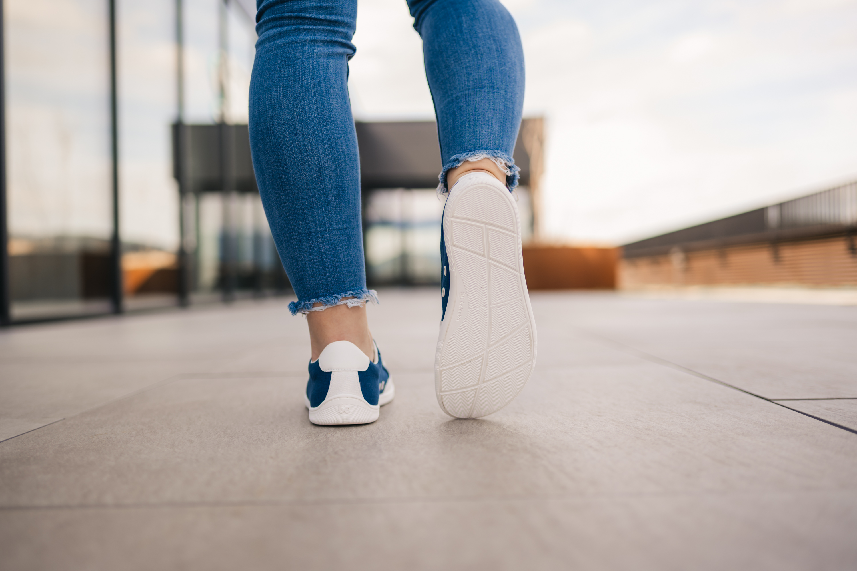 Barefoot tenisky Be Lenka Rebound - Dark Blue & White.




extrémně lehké boty pro všechny milovníky městské klasikyprošitá podrážka EverydayComfort Neo pro delší životnost bottextilní logo na jazyku a svršku tenisekdvě očka na vnitřní straně tenisek pro odvětrávání

Výhody barefoot bot:
dokonale napodobují chůzi nabosoanatomický tvar boty poskytuje štědrý prostor pro prstynulový sklon podrážky zachovává patu a špičku v jedné rovině pro správné držení tělastimulační podrážka s tloušťkou 5 mm aktivuje nervové zakončení chodidlaflexibilní materiály zajišťují lepší funkčnost svalů i šlach chodidlalehkost obuvi jako prevence proti únavě nohou
Typ obuvi: vycházková obuv