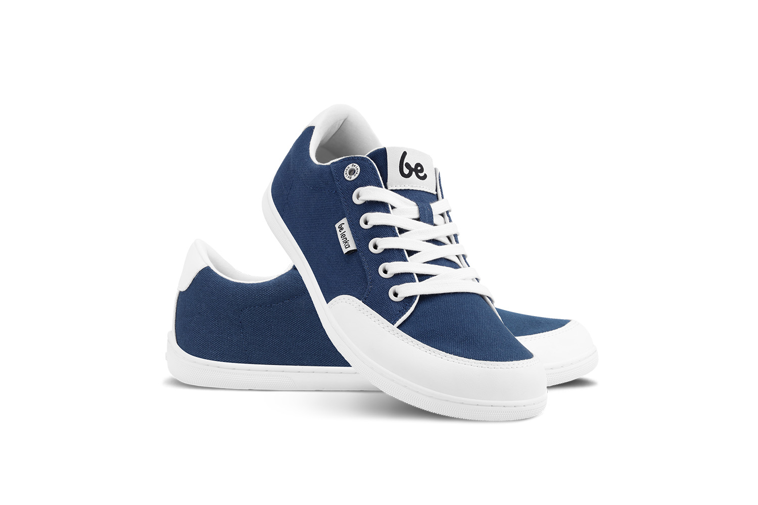 Barefoot tenisky Be Lenka Rebound - Dark Blue & White.




extrémně lehké boty pro všechny milovníky městské klasikyprošitá podrážka EverydayComfort Neo pro delší životnost bottextilní logo na jazyku a svršku tenisekdvě očka na vnitřní straně tenisek pro odvětrávání

Výhody barefoot bot:
dokonale napodobují chůzi nabosoanatomický tvar boty poskytuje štědrý prostor pro prstynulový sklon podrážky zachovává patu a špičku v jedné rovině pro správné držení tělastimulační podrážka s tloušťkou 5 mm aktivuje nervové zakončení chodidlaflexibilní materiály zajišťují lepší funkčnost svalů i šlach chodidlalehkost obuvi jako prevence proti únavě nohou
Typ obuvi: vycházková obuv