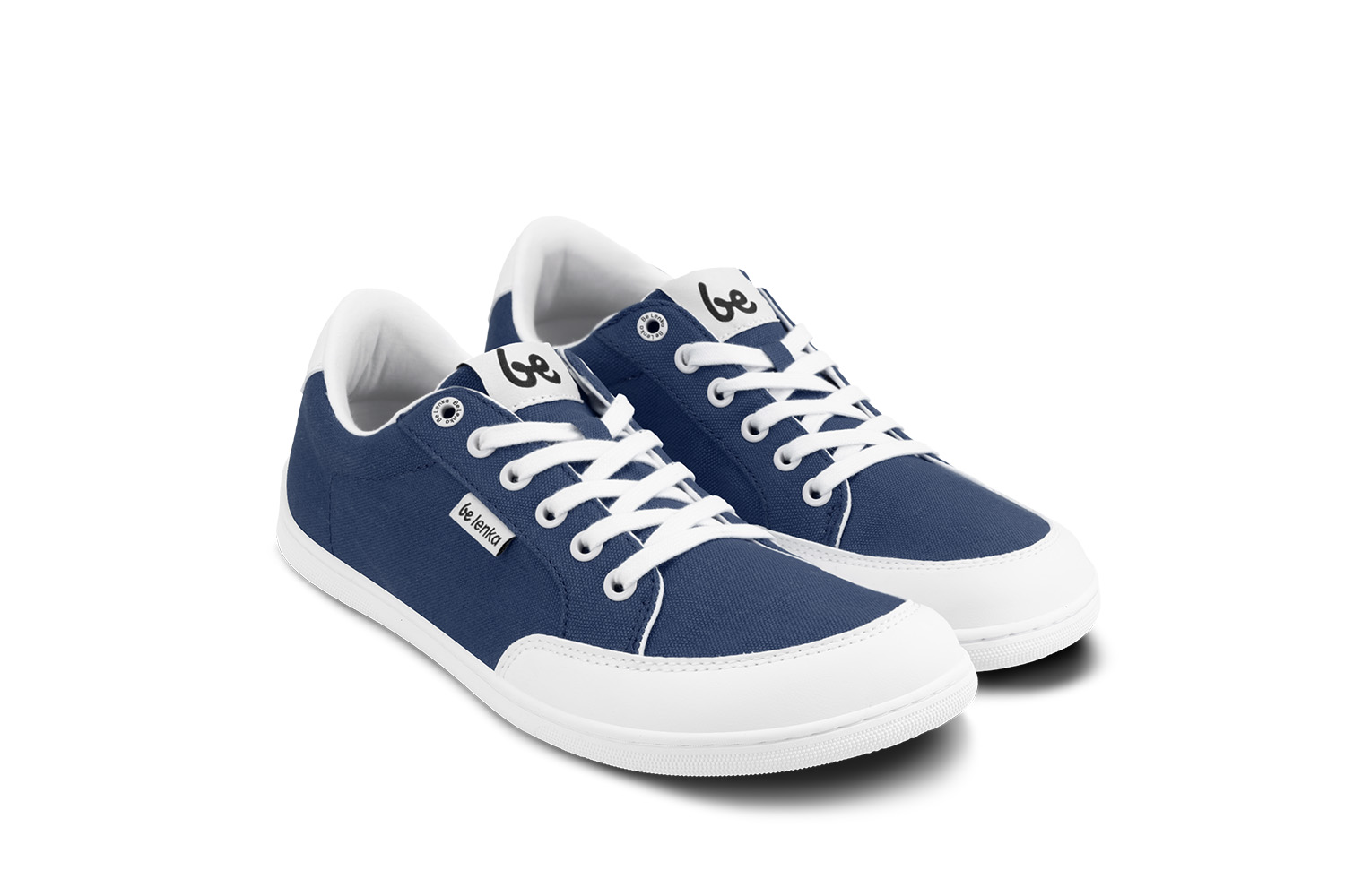 Barefoot tenisky Be Lenka Rebound - Dark Blue & White.




extrémně lehké boty pro všechny milovníky městské klasikyprošitá podrážka EverydayComfort Neo pro delší životnost bottextilní logo na jazyku a svršku tenisekdvě očka na vnitřní straně tenisek pro odvětrávání

Výhody barefoot bot:
dokonale napodobují chůzi nabosoanatomický tvar boty poskytuje štědrý prostor pro prstynulový sklon podrážky zachovává patu a špičku v jedné rovině pro správné držení tělastimulační podrážka s tloušťkou 5 mm aktivuje nervové zakončení chodidlaflexibilní materiály zajišťují lepší funkčnost svalů i šlach chodidlalehkost obuvi jako prevence proti únavě nohou
Typ obuvi: vycházková obuv