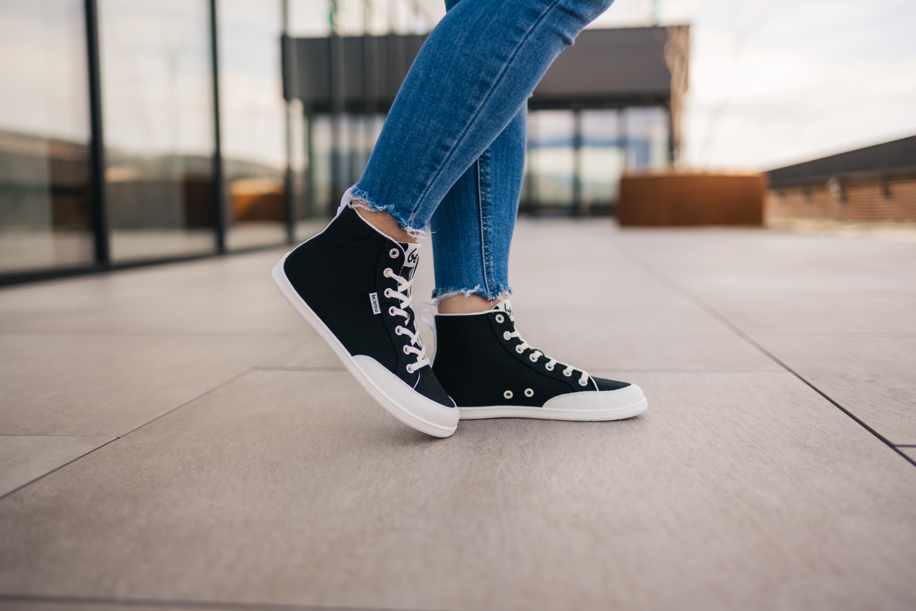 Barefoot tenisky Be Lenka Rebound - High Top - Black & White.




extrémně lehké boty pro všechny milovníky městské klasikyprošitá podrážka EverydayComfort Neo pro delší životnost bottextilní logo na jazyku a svršku tenisekpoutko na patě pro jednodušší obouvání dvě očka na vnitřní straně tenisek pro odvětrávání

Výhody barefoot bot:
dokonale napodobují chůzi nabosoanatomický tvar boty poskytuje štědrý prostor pro prstynulový sklon podrážky zachovává patu a špičku v jedné rovině pro správné držení tělastimulační podrážka s tloušťkou 5 mm aktivuje nervové zakončení chodidlaflexibilní materiály zajišťují lepší funkčnost svalů i šlach chodidlalehkost obuvi jako prevence proti únavě nohou
Typ obuvi: vycházková obuv