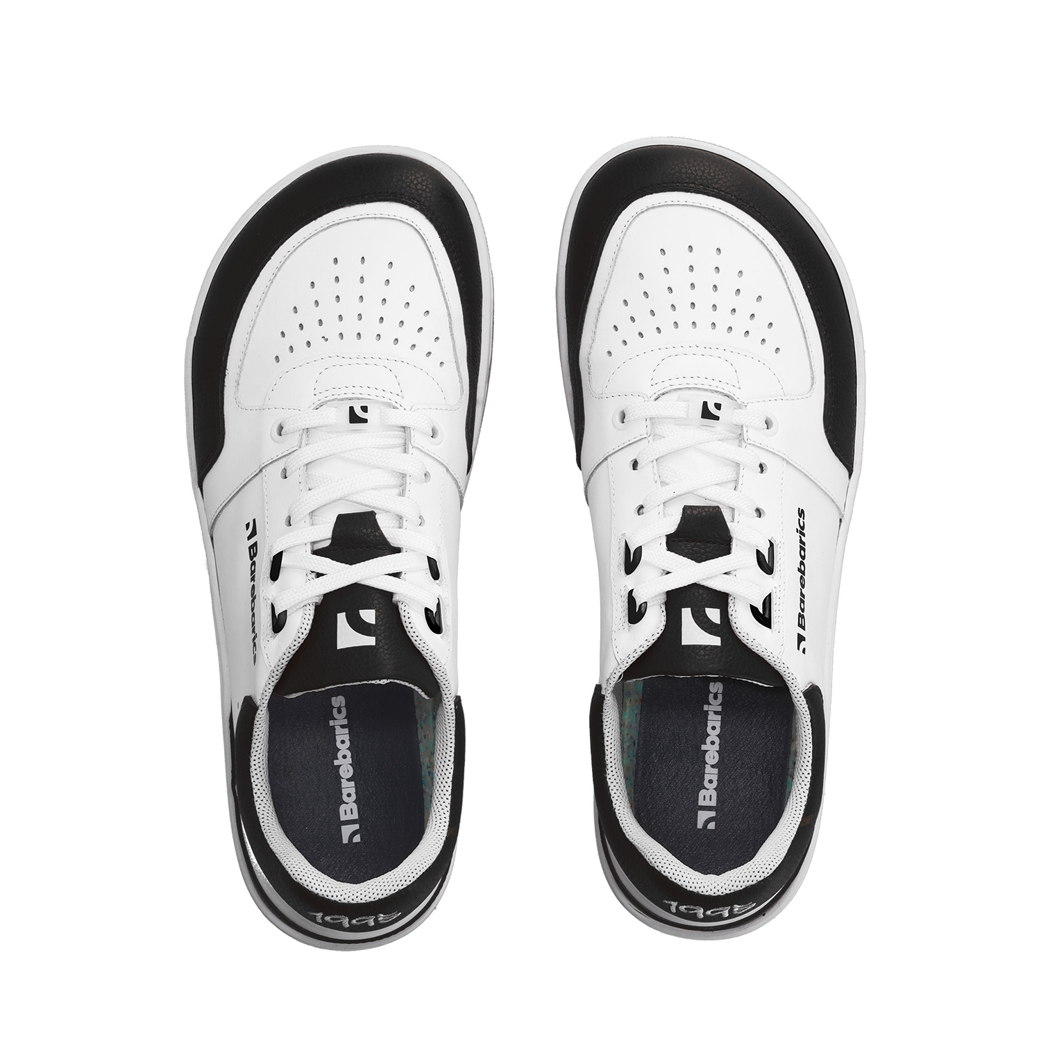 Barefoot tenisky Barebarics Wave - White & Black.
Svršek se skladá z kvalitní hladké kůže nappa.
Barefoot vlastnosti
Anatomický tvar - Teniska respektuje tvar chodidel.
Víc info
vycházková obuvmoderní městský designnavrhnuty a ručně vyrobeny v Evropské unii, z lokálních udržitelných materiálůvynikající odolnost a barevná stálost materiálůtechnologie Dermodry Coolmax® pro kontinuální odvod vlhkostidostupné v číslech: 36-47 (podle evropského měření)