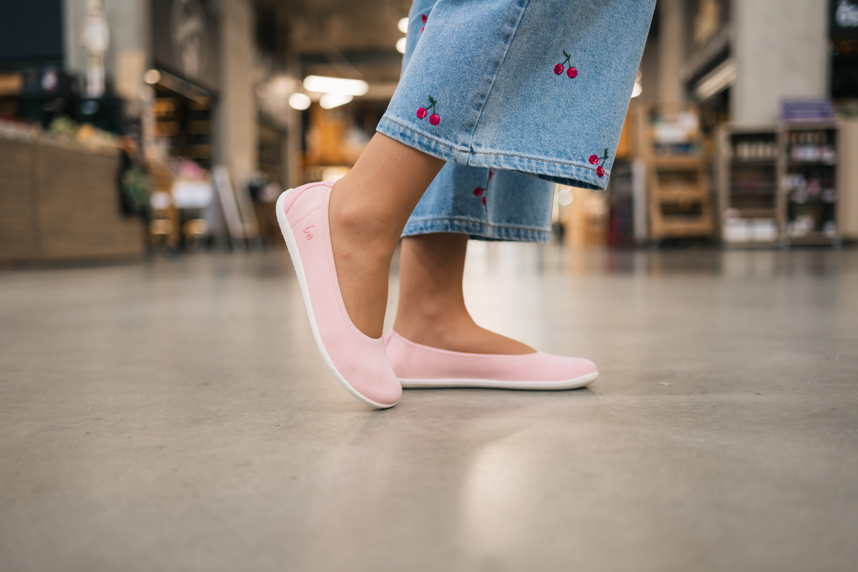 Barefoot baleríny Be Lenka Delight - Light Pink.
 knitový materiál dodá pocit lehkosti a prodyšnosti i během horkých letních dnípraktické a jednoduché obouváníprecizní provedení a kvalitní ruční výrobavyjímatelná stélka ulehčující údržbu balerínekprošitá podešev pro delší životnost boty
Výhody barefoot bot:
dokonale napodobují chůzi nabosoanatomický tvar boty poskytuje štedrý prostor pro prstynulový sklon podrážky zachová patu a špičku v jedné rovině pro správné držení tělastimulační podrážka s tloušťkou 4 mm aktivuje nervové zakončení chodidlaflexibilní materiály zajišťují lepší funkčnost svalů i šlach chodidlalehkost obuvi jako prevence proti únavě nohou
Typ: vycházková obuv