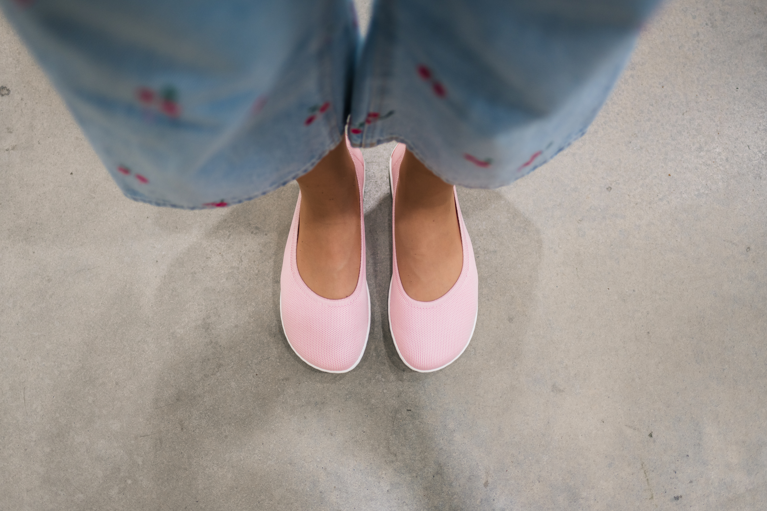 Barefoot baleríny Be Lenka Delight - Light Pink.
 knitový materiál dodá pocit lehkosti a prodyšnosti i během horkých letních dnípraktické a jednoduché obouváníprecizní provedení a kvalitní ruční výrobavyjímatelná stélka ulehčující údržbu balerínekprošitá podešev pro delší životnost boty
Výhody barefoot bot:
dokonale napodobují chůzi nabosoanatomický tvar boty poskytuje štedrý prostor pro prstynulový sklon podrážky zachová patu a špičku v jedné rovině pro správné držení tělastimulační podrážka s tloušťkou 4 mm aktivuje nervové zakončení chodidlaflexibilní materiály zajišťují lepší funkčnost svalů i šlach chodidlalehkost obuvi jako prevence proti únavě nohou
Typ: vycházková obuv