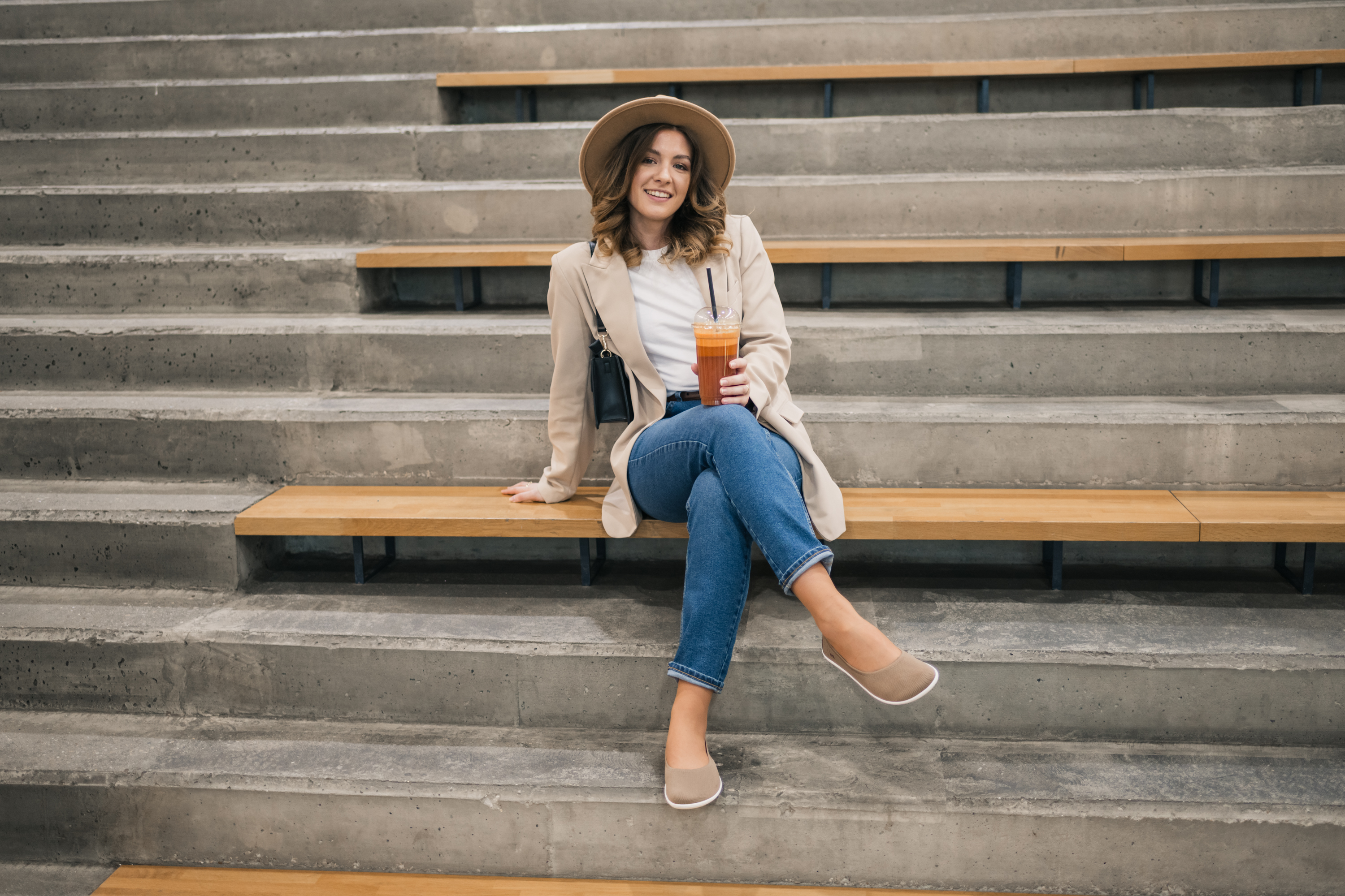 Barefoot baleríny Be Lenka Delight - Biscuit Brown.
 knitový materiál dodá pocit lehkosti a prodyšnosti i během horkých letních dnípraktické a jednoduché obouváníprecizní provedení a kvalitní ruční výrobavyjímatelná stélka ulehčující údržbu balerínekprošitá podešev pro delší životnost boty
Výhody barefoot bot:
dokonale napodobují chůzi nabosoanatomický tvar boty poskytuje štedrý prostor pro prstynulový sklon podrážky zachová patu a špičku v jedné rovině pro správné držení tělastimulační podrážka s tloušťkou 4 mm aktivuje nervové zakončení chodidlaflexibilní materiály zajišťují lepší funkčnost svalů i šlach chodidlalehkost obuvi jako prevence proti únavě nohou
Typ: vycházková obuv