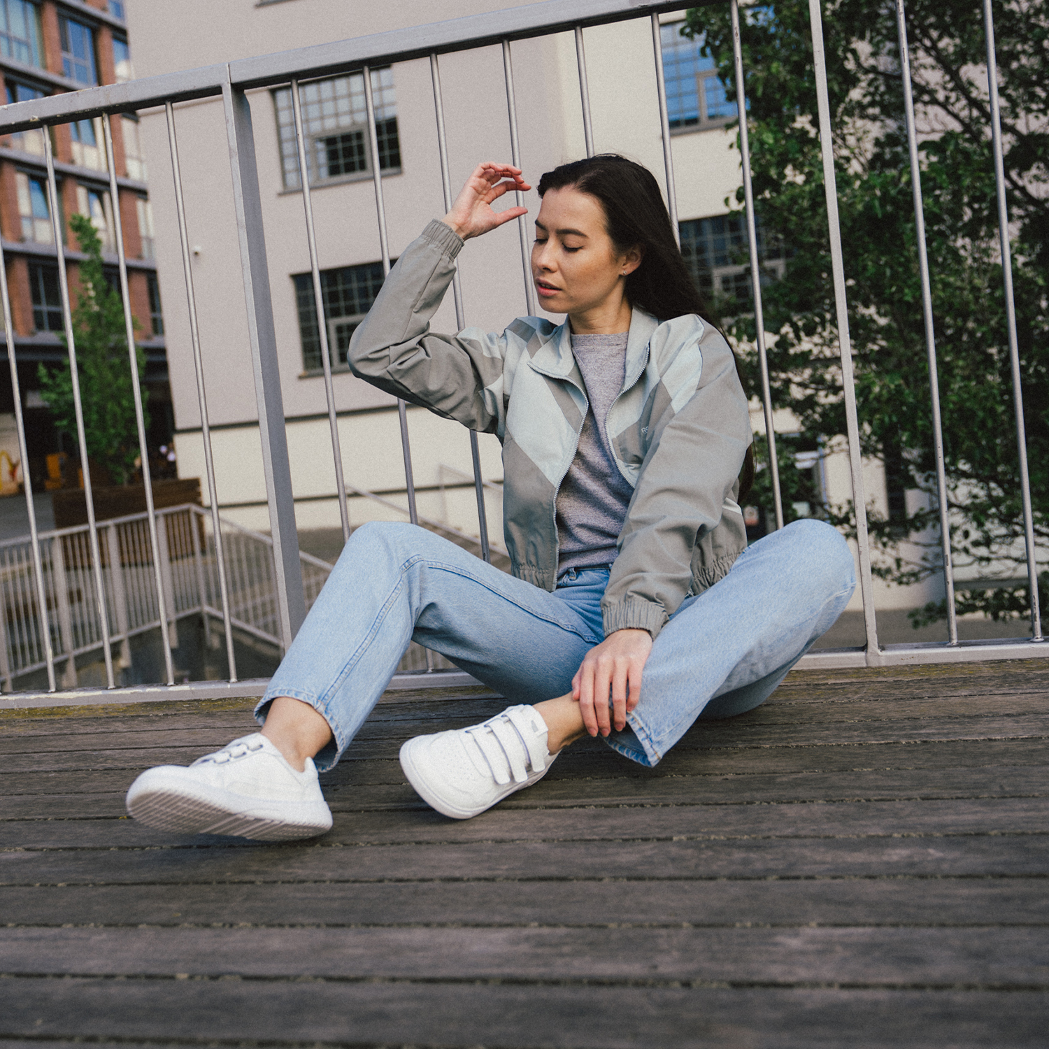 Barefoot tenisky Barebarics Zing Velcro - All White - Leather.
    Anatomický tvar - Bota respektuje tvar chodidel; Vytváří dostatečné místo pro prsty i při pohybu, zabrání jejich stlačení, či otlakům    Flexibilita materiálů - Ohebná podrážka zajišťuje potřebný pohyb; Chodidla nejsou omezovány a přirozeně posilují    Nulový sklon - Pata a špička boty jsou v jedné rovině; Díky tomu se zlepšuje držení těla i celková korekce těžiště    Adaptivní podrážka - Tloušťka 4mm (bez výstupků) stimuluje nervové zakončení; Posílí balanc, vnímavost terénu a ochrání chodidla    Lehká váha - Boty Barebarics jsou lehké a bez klenby, čímž předchází únavě nohou, podporují správný stereotyp chůze
Víc info
    vycházková obuv    moderní městský design    navrhnuty a ručně vyrobeny v Evropské unii    vynikající odolnost a barevná stálost materiálů    dostupné v číslech: 36 - 47 (podle evropského měření)