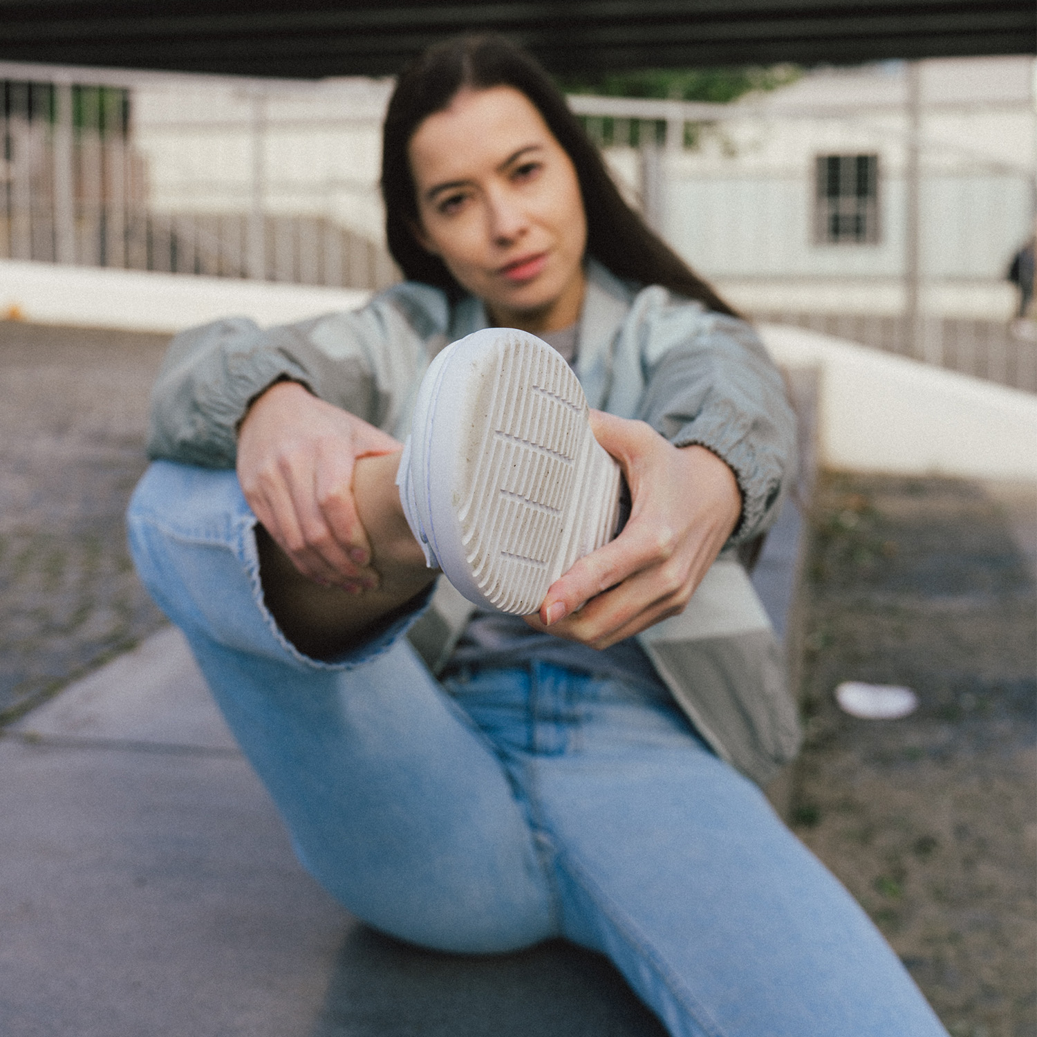 Barefoot tenisky Barebarics Zing Velcro - All White - Leather.
    Anatomický tvar - Bota respektuje tvar chodidel; Vytváří dostatečné místo pro prsty i při pohybu, zabrání jejich stlačení, či otlakům    Flexibilita materiálů - Ohebná podrážka zajišťuje potřebný pohyb; Chodidla nejsou omezovány a přirozeně posilují    Nulový sklon - Pata a špička boty jsou v jedné rovině; Díky tomu se zlepšuje držení těla i celková korekce těžiště    Adaptivní podrážka - Tloušťka 4mm (bez výstupků) stimuluje nervové zakončení; Posílí balanc, vnímavost terénu a ochrání chodidla    Lehká váha - Boty Barebarics jsou lehké a bez klenby, čímž předchází únavě nohou, podporují správný stereotyp chůze
Víc info
    vycházková obuv    moderní městský design    navrhnuty a ručně vyrobeny v Evropské unii    vynikající odolnost a barevná stálost materiálů    dostupné v číslech: 36 - 47 (podle evropského měření)