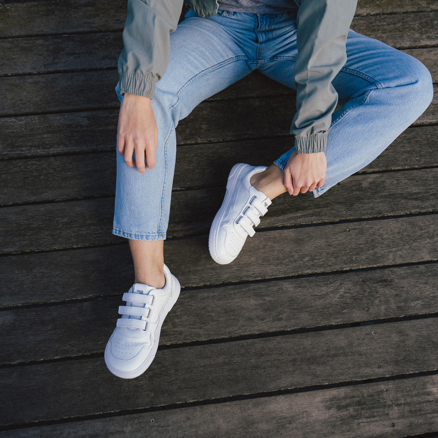 Barefoot tenisky Barebarics Zing Velcro - All White - Leather.
    Anatomický tvar - Bota respektuje tvar chodidel; Vytváří dostatečné místo pro prsty i při pohybu, zabrání jejich stlačení, či otlakům    Flexibilita materiálů - Ohebná podrážka zajišťuje potřebný pohyb; Chodidla nejsou omezovány a přirozeně posilují    Nulový sklon - Pata a špička boty jsou v jedné rovině; Díky tomu se zlepšuje držení těla i celková korekce těžiště    Adaptivní podrážka - Tloušťka 4mm (bez výstupků) stimuluje nervové zakončení; Posílí balanc, vnímavost terénu a ochrání chodidla    Lehká váha - Boty Barebarics jsou lehké a bez klenby, čímž předchází únavě nohou, podporují správný stereotyp chůze
Víc info
    vycházková obuv    moderní městský design    navrhnuty a ručně vyrobeny v Evropské unii    vynikající odolnost a barevná stálost materiálů    dostupné v číslech: 36 - 47 (podle evropského měření)