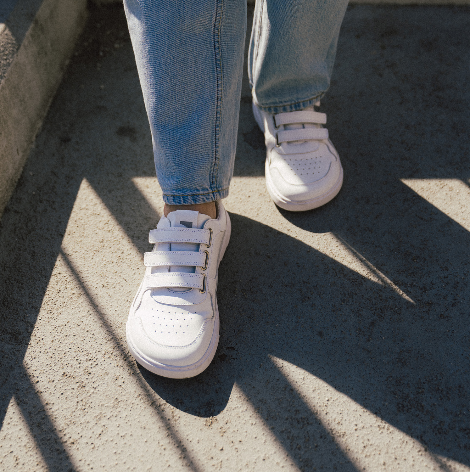 Barefoot tenisky Barebarics Zing Velcro - All White - Leather.
    Anatomický tvar - Bota respektuje tvar chodidel; Vytváří dostatečné místo pro prsty i při pohybu, zabrání jejich stlačení, či otlakům    Flexibilita materiálů - Ohebná podrážka zajišťuje potřebný pohyb; Chodidla nejsou omezovány a přirozeně posilují    Nulový sklon - Pata a špička boty jsou v jedné rovině; Díky tomu se zlepšuje držení těla i celková korekce těžiště    Adaptivní podrážka - Tloušťka 4mm (bez výstupků) stimuluje nervové zakončení; Posílí balanc, vnímavost terénu a ochrání chodidla    Lehká váha - Boty Barebarics jsou lehké a bez klenby, čímž předchází únavě nohou, podporují správný stereotyp chůze
Víc info
    vycházková obuv    moderní městský design    navrhnuty a ručně vyrobeny v Evropské unii    vynikající odolnost a barevná stálost materiálů    dostupné v číslech: 36 - 47 (podle evropského měření)