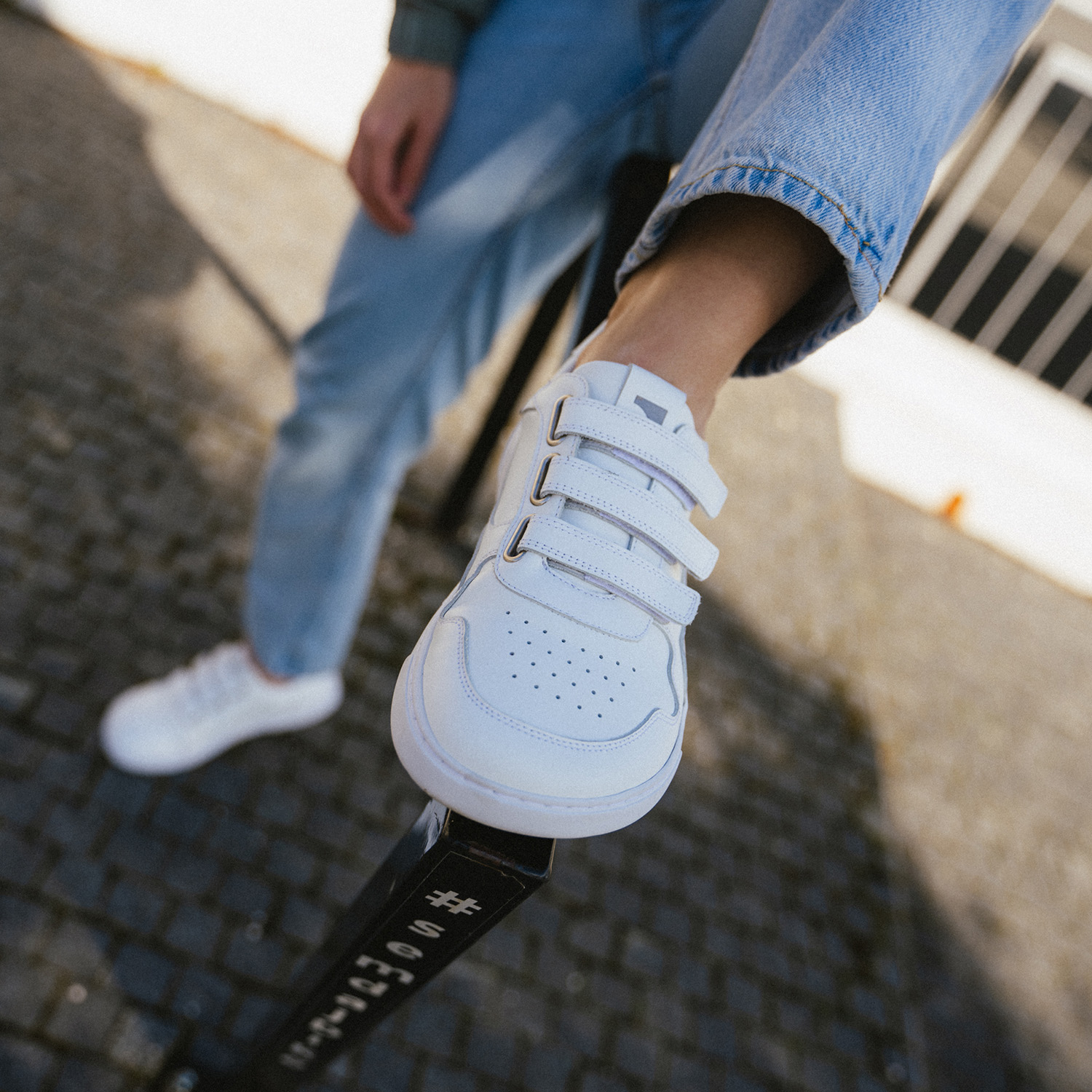 Barefoot tenisky Barebarics Zing Velcro - All White - Leather.
    Anatomický tvar - Bota respektuje tvar chodidel; Vytváří dostatečné místo pro prsty i při pohybu, zabrání jejich stlačení, či otlakům    Flexibilita materiálů - Ohebná podrážka zajišťuje potřebný pohyb; Chodidla nejsou omezovány a přirozeně posilují    Nulový sklon - Pata a špička boty jsou v jedné rovině; Díky tomu se zlepšuje držení těla i celková korekce těžiště    Adaptivní podrážka - Tloušťka 4mm (bez výstupků) stimuluje nervové zakončení; Posílí balanc, vnímavost terénu a ochrání chodidla    Lehká váha - Boty Barebarics jsou lehké a bez klenby, čímž předchází únavě nohou, podporují správný stereotyp chůze
Víc info
    vycházková obuv    moderní městský design    navrhnuty a ručně vyrobeny v Evropské unii    vynikající odolnost a barevná stálost materiálů    dostupné v číslech: 36 - 47 (podle evropského měření)