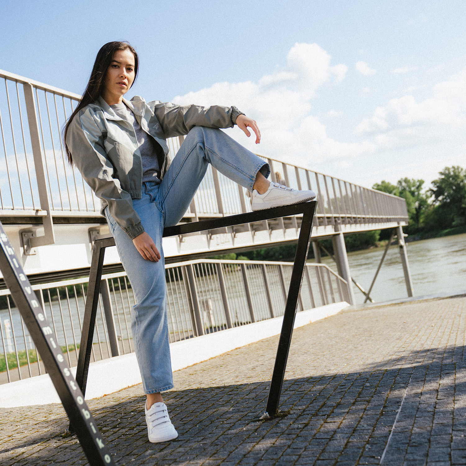 Barefoot tenisky Barebarics Zing Velcro - All White - Leather.
    Anatomický tvar - Bota respektuje tvar chodidel; Vytváří dostatečné místo pro prsty i při pohybu, zabrání jejich stlačení, či otlakům    Flexibilita materiálů - Ohebná podrážka zajišťuje potřebný pohyb; Chodidla nejsou omezovány a přirozeně posilují    Nulový sklon - Pata a špička boty jsou v jedné rovině; Díky tomu se zlepšuje držení těla i celková korekce těžiště    Adaptivní podrážka - Tloušťka 4mm (bez výstupků) stimuluje nervové zakončení; Posílí balanc, vnímavost terénu a ochrání chodidla    Lehká váha - Boty Barebarics jsou lehké a bez klenby, čímž předchází únavě nohou, podporují správný stereotyp chůze
Víc info
    vycházková obuv    moderní městský design    navrhnuty a ručně vyrobeny v Evropské unii    vynikající odolnost a barevná stálost materiálů    dostupné v číslech: 36 - 47 (podle evropského měření)