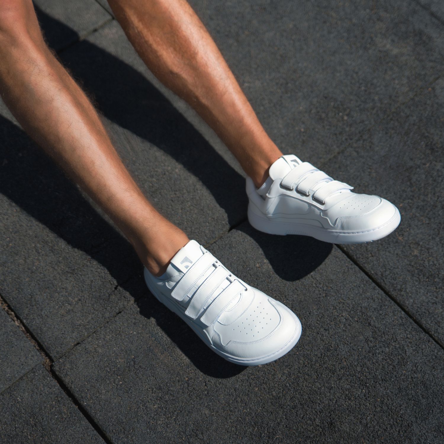 Barefoot tenisky Barebarics Zing Velcro - All White - Leather.
    Anatomický tvar - Bota respektuje tvar chodidel; Vytváří dostatečné místo pro prsty i při pohybu, zabrání jejich stlačení, či otlakům    Flexibilita materiálů - Ohebná podrážka zajišťuje potřebný pohyb; Chodidla nejsou omezovány a přirozeně posilují    Nulový sklon - Pata a špička boty jsou v jedné rovině; Díky tomu se zlepšuje držení těla i celková korekce těžiště    Adaptivní podrážka - Tloušťka 4mm (bez výstupků) stimuluje nervové zakončení; Posílí balanc, vnímavost terénu a ochrání chodidla    Lehká váha - Boty Barebarics jsou lehké a bez klenby, čímž předchází únavě nohou, podporují správný stereotyp chůze
Víc info
    vycházková obuv    moderní městský design    navrhnuty a ručně vyrobeny v Evropské unii    vynikající odolnost a barevná stálost materiálů    dostupné v číslech: 36 - 47 (podle evropského měření)