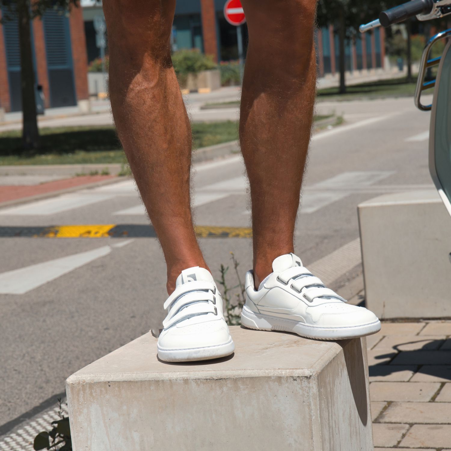 Barefoot tenisky Barebarics Zing Velcro - All White - Leather.
    Anatomický tvar - Bota respektuje tvar chodidel; Vytváří dostatečné místo pro prsty i při pohybu, zabrání jejich stlačení, či otlakům    Flexibilita materiálů - Ohebná podrážka zajišťuje potřebný pohyb; Chodidla nejsou omezovány a přirozeně posilují    Nulový sklon - Pata a špička boty jsou v jedné rovině; Díky tomu se zlepšuje držení těla i celková korekce těžiště    Adaptivní podrážka - Tloušťka 4mm (bez výstupků) stimuluje nervové zakončení; Posílí balanc, vnímavost terénu a ochrání chodidla    Lehká váha - Boty Barebarics jsou lehké a bez klenby, čímž předchází únavě nohou, podporují správný stereotyp chůze
Víc info
    vycházková obuv    moderní městský design    navrhnuty a ručně vyrobeny v Evropské unii    vynikající odolnost a barevná stálost materiálů    dostupné v číslech: 36 - 47 (podle evropského měření)