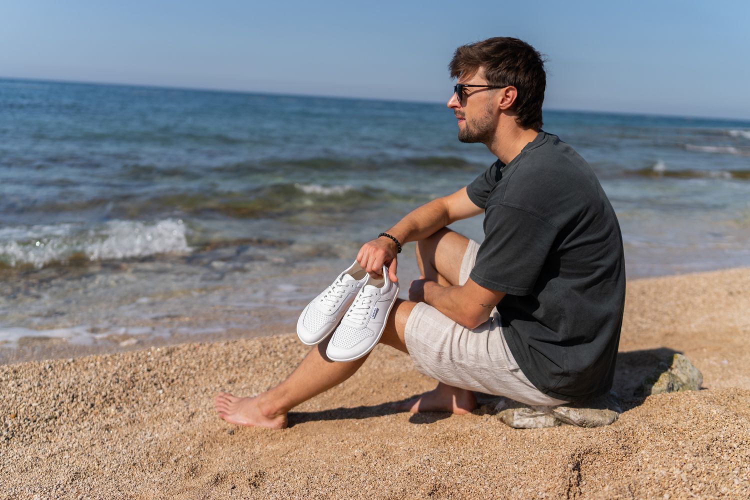 Barefoot tenisky Be Lenka Champ 3.0 - All White.
Svršek: kůže (nappa)Podšívka: mikrovlákno Podrážka: TR (UrbanComfort)Stélka: PU recyklát + bavlna (vyjímatelná)Výroba: Portugalsko
třetí generace jednoho z nejoblíbenějších modelů Be Lenkabarvy tenisek i design tenisek jsou lehce kombinovatelné s mnohými outfityvylepšený kožený límec na patěpřidaná kovová očka na šňůrkystrukturovaná kůže na boku i na patě pro ještě elegantnější vzhledprošitá podrážka pro delší životnost botpodešev UrbanComfort je stvořená pro každodenní barefoot komfortnová TR směs se vyznačuje vynikající oděruvzdorností, přičemž si stále udržuje výbornou flexibilituprošitá podrážka pro delší životnost bot
Výhody barefoot bot:
dokonale napodobují chůzi nabosoanatomický tvar boty poskytuje štědrý prostor pro prstynulový sklon podrážky zachová patu a špičku v jedné rovině pro správné držení tělastimulační podrážka s tloušťkou 4mm (bez výstupků) aktivuje nervová zakončení chodidlaflexibilní materiály zabezpečují lepší funkčnost svalů i šlach chodidellehkost obuvi jako prevence proti únavě nohou
Typ: vycházková obuv