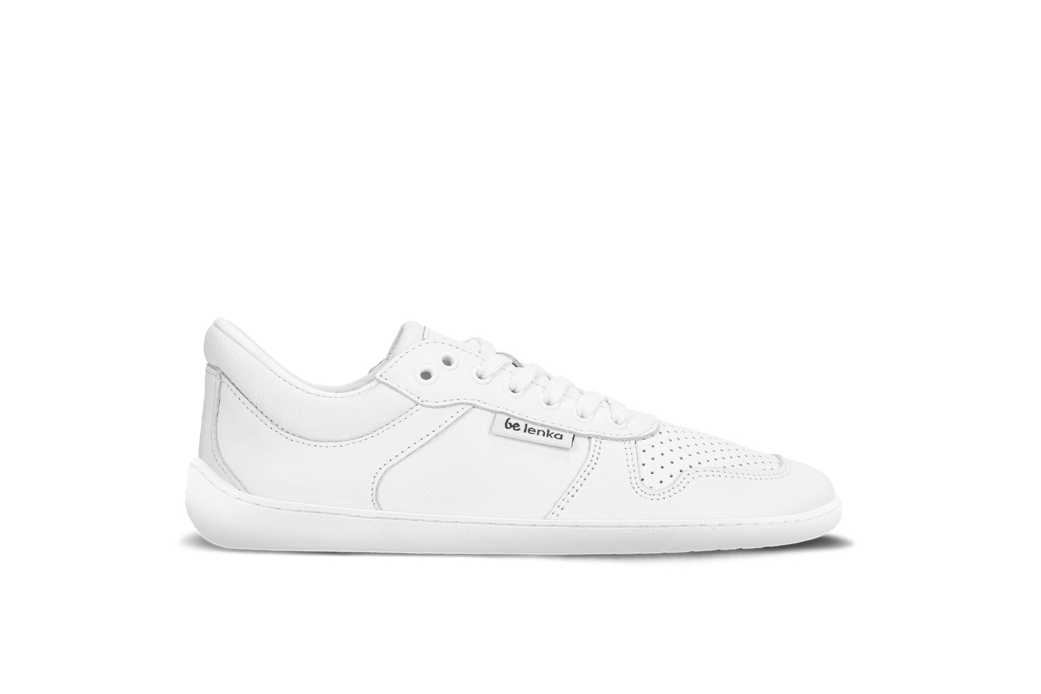 Barefoot tenisky Be Lenka Champ 3.0 - All White.
Svršek: kůže (nappa)Podšívka: mikrovlákno Podrážka: TR (UrbanComfort)Stélka: PU recyklát + bavlna (vyjímatelná)Výroba: Portugalsko
třetí generace jednoho z nejoblíbenějších modelů Be Lenkabarvy tenisek i design tenisek jsou lehce kombinovatelné s mnohými outfityvylepšený kožený límec na patěpřidaná kovová očka na šňůrkystrukturovaná kůže na boku i na patě pro ještě elegantnější vzhledprošitá podrážka pro delší životnost botpodešev UrbanComfort je stvořená pro každodenní barefoot komfortnová TR směs se vyznačuje vynikající oděruvzdorností, přičemž si stále udržuje výbornou flexibilituprošitá podrážka pro delší životnost bot
Výhody barefoot bot:
dokonale napodobují chůzi nabosoanatomický tvar boty poskytuje štědrý prostor pro prstynulový sklon podrážky zachová patu a špičku v jedné rovině pro správné držení tělastimulační podrážka s tloušťkou 4mm (bez výstupků) aktivuje nervová zakončení chodidlaflexibilní materiály zabezpečují lepší funkčnost svalů i šlach chodidellehkost obuvi jako prevence proti únavě nohou
Typ: vycházková obuv