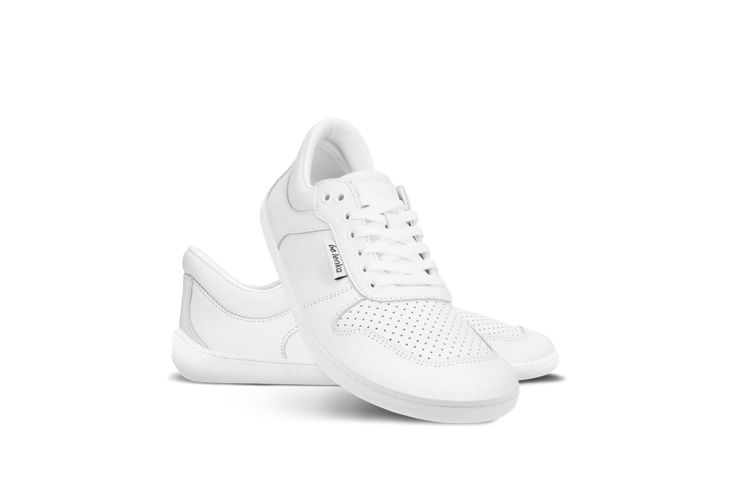 Barefoot tenisky Be Lenka Champ 3.0 - All White.
Svršek: kůže (nappa)Podšívka: mikrovlákno Podrážka: TR (UrbanComfort)Stélka: PU recyklát + bavlna (vyjímatelná)Výroba: Portugalsko
třetí generace jednoho z nejoblíbenějších modelů Be Lenkabarvy tenisek i design tenisek jsou lehce kombinovatelné s mnohými outfityvylepšený kožený límec na patěpřidaná kovová očka na šňůrkystrukturovaná kůže na boku i na patě pro ještě elegantnější vzhledprošitá podrážka pro delší životnost botpodešev UrbanComfort je stvořená pro každodenní barefoot komfortnová TR směs se vyznačuje vynikající oděruvzdorností, přičemž si stále udržuje výbornou flexibilituprošitá podrážka pro delší životnost bot
Výhody barefoot bot:
dokonale napodobují chůzi nabosoanatomický tvar boty poskytuje štědrý prostor pro prstynulový sklon podrážky zachová patu a špičku v jedné rovině pro správné držení tělastimulační podrážka s tloušťkou 4mm (bez výstupků) aktivuje nervová zakončení chodidlaflexibilní materiály zabezpečují lepší funkčnost svalů i šlach chodidellehkost obuvi jako prevence proti únavě nohou
Typ: vycházková obuv