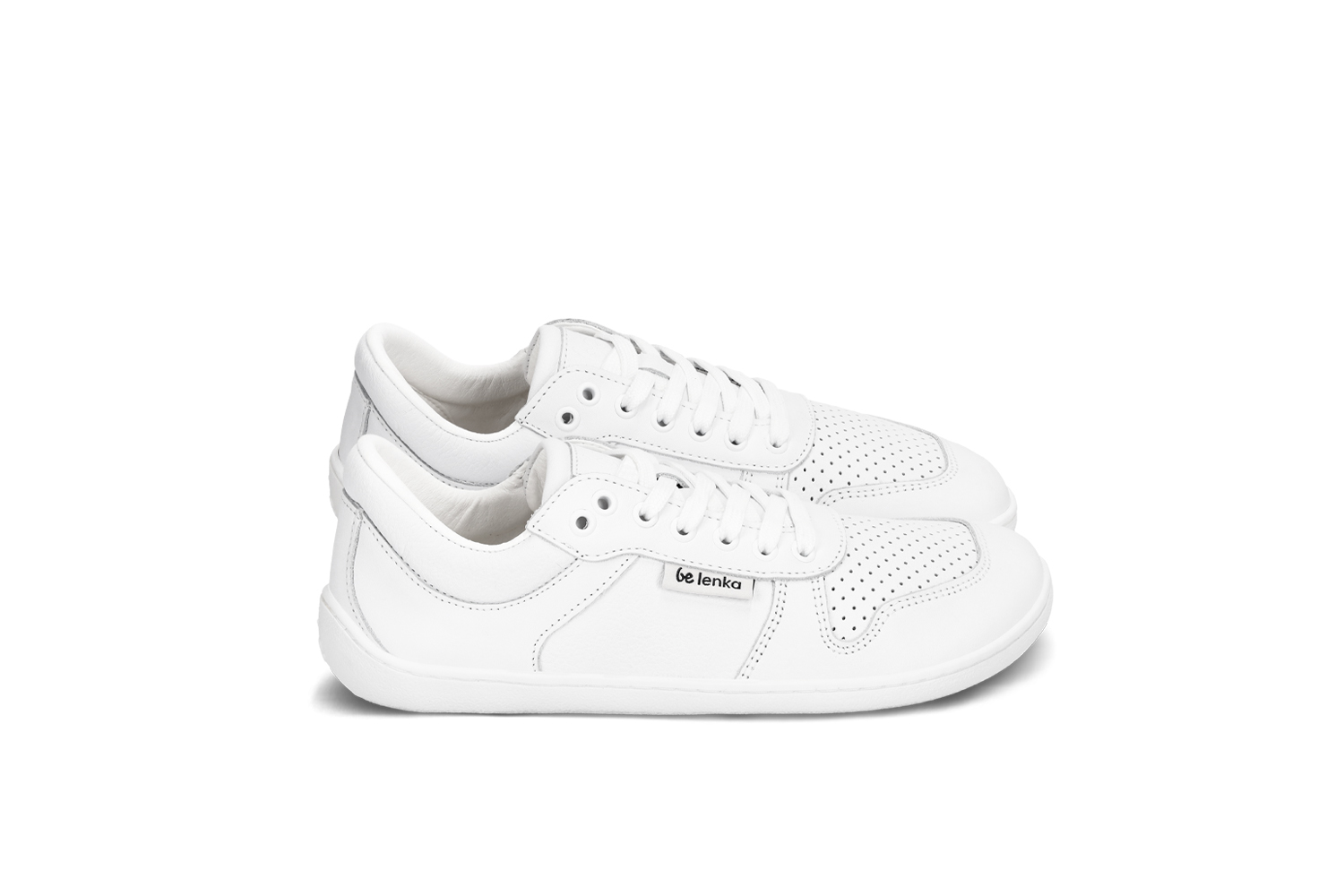 Barefoot tenisky Be Lenka Champ 3.0 - All White.
Svršek: kůže (nappa)Podšívka: mikrovlákno Podrážka: TR (UrbanComfort)Stélka: PU recyklát + bavlna (vyjímatelná)Výroba: Portugalsko
třetí generace jednoho z nejoblíbenějších modelů Be Lenkabarvy tenisek i design tenisek jsou lehce kombinovatelné s mnohými outfityvylepšený kožený límec na patěpřidaná kovová očka na šňůrkystrukturovaná kůže na boku i na patě pro ještě elegantnější vzhledprošitá podrážka pro delší životnost botpodešev UrbanComfort je stvořená pro každodenní barefoot komfortnová TR směs se vyznačuje vynikající oděruvzdorností, přičemž si stále udržuje výbornou flexibilituprošitá podrážka pro delší životnost bot
Výhody barefoot bot:
dokonale napodobují chůzi nabosoanatomický tvar boty poskytuje štědrý prostor pro prstynulový sklon podrážky zachová patu a špičku v jedné rovině pro správné držení tělastimulační podrážka s tloušťkou 4mm (bez výstupků) aktivuje nervová zakončení chodidlaflexibilní materiály zabezpečují lepší funkčnost svalů i šlach chodidellehkost obuvi jako prevence proti únavě nohou
Typ: vycházková obuv